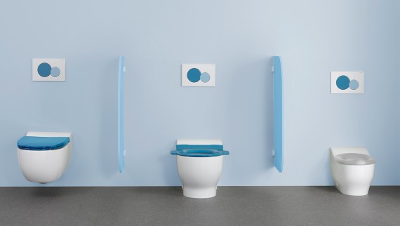 Toalety z kúpeľňovej série Geberit Bambini s farebnými WC krytmi a ovládacími tlačidlami