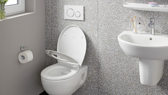 Závesné WC s obkladom steny terrazzo