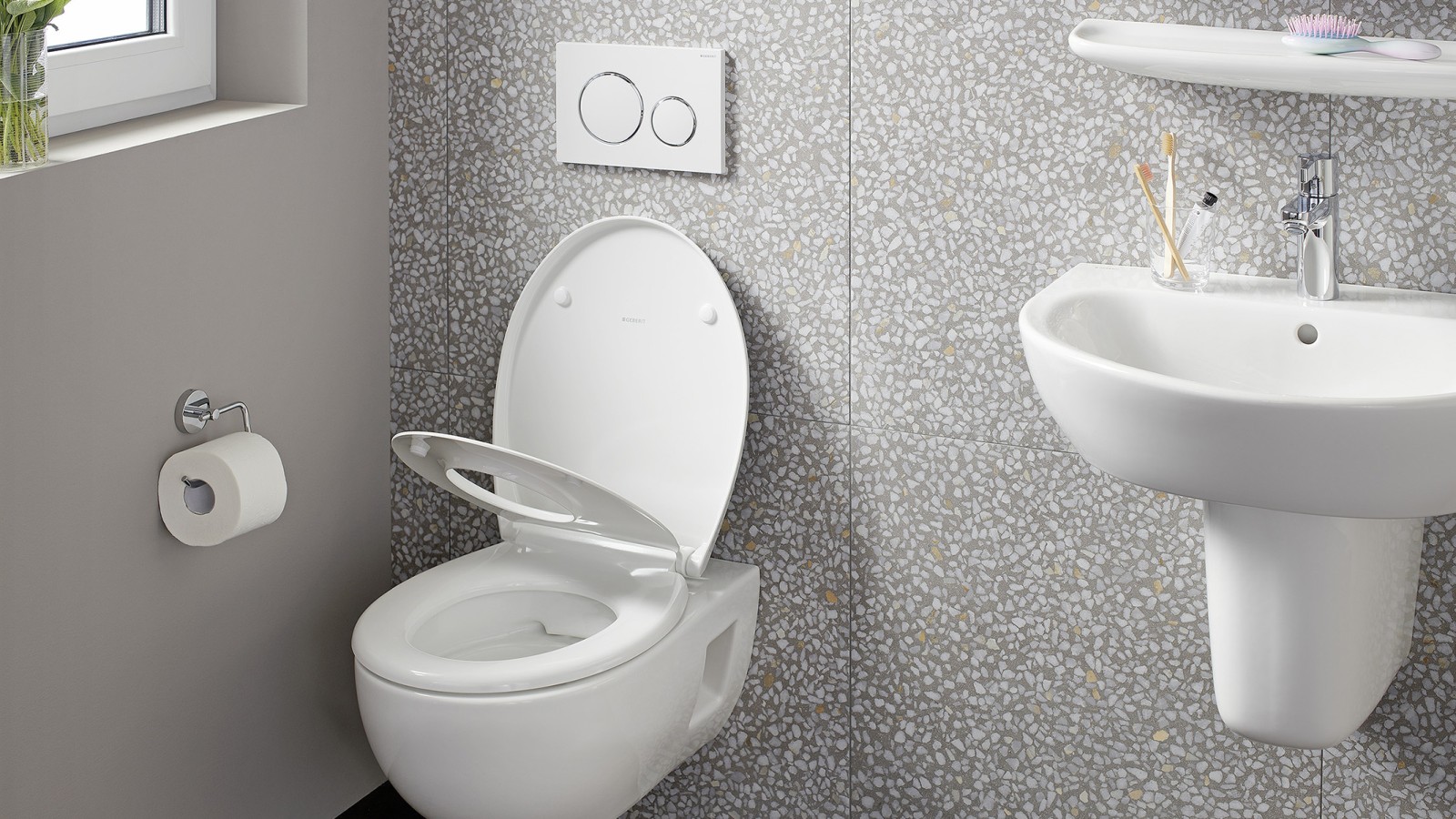 Závesné WC s obkladom steny terrazzo Závesné WC s obkladom steny terrazzo