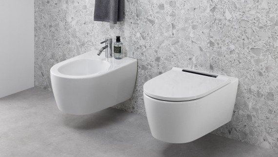 Kombinácia bidetu Geberit ONE a sprchovacieho WC AquaClean Sela Kombinácia bidetu Geberit ONE a sprchovacieho WC AquaClean Sela