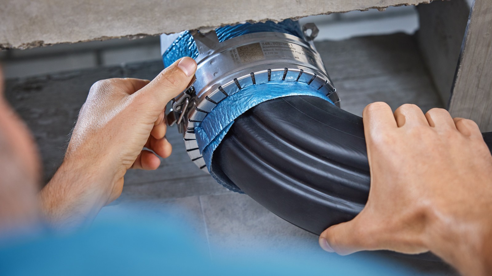 Inštalácia protipožiarneho uzáveru Geberit RS90 Plus na kolene Geberit BottomTurn