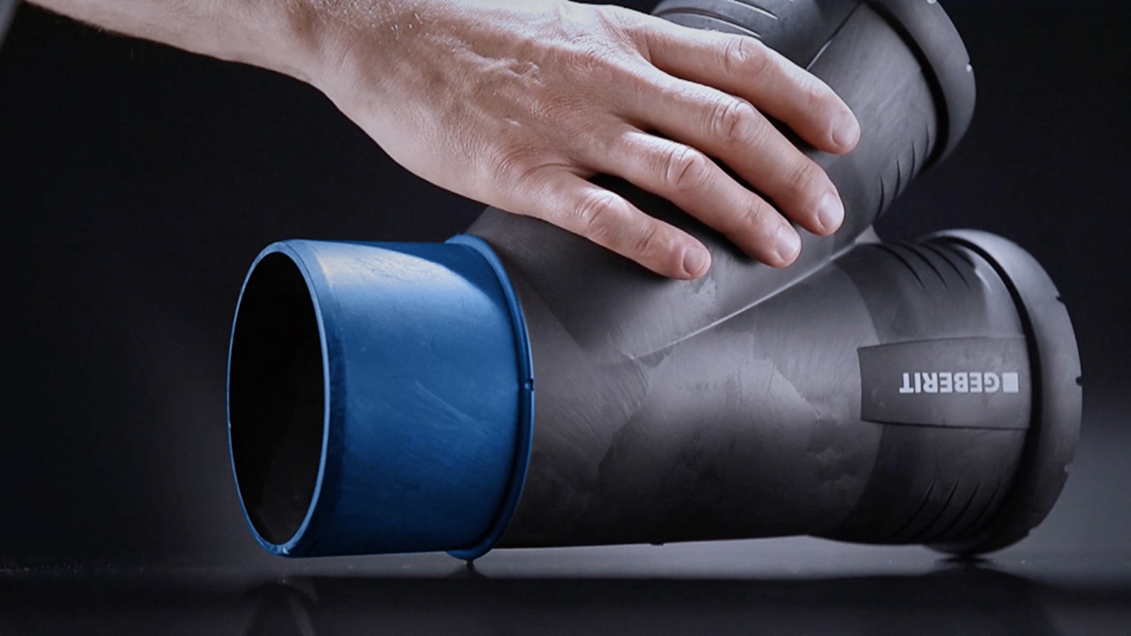 V prípade systému Geberit Silent-Pro chráni vyvýšený dorazový krúžok tesniacu plochu pred poškriabaním. V prípade systému Geberit Silent-Pro chráni vyvýšený dorazový krúžok tesniacu plochu pred poškriabaním.