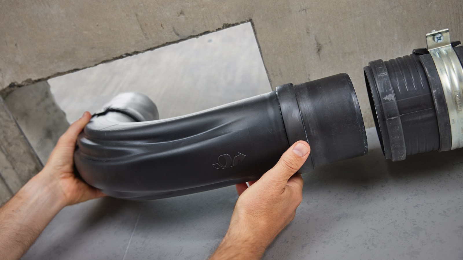 Koleno Geberit BottomTurn sa inštaluje rýchlejšie a jednoduchšie ako dve kolená s uhlom 45°. Koleno Geberit BottomTurn sa inštaluje rýchlejšie a jednoduchšie ako dve kolená s uhlom 45°.