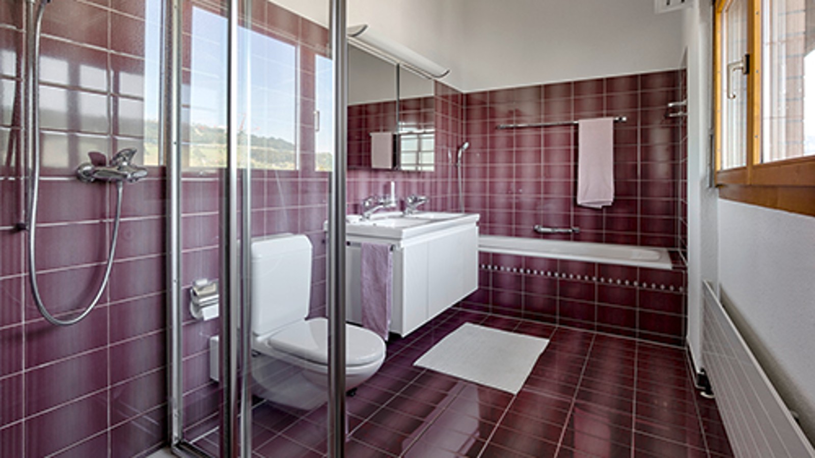 Kúpeľňa pred rekonštrukciou s červenými dlaždicami