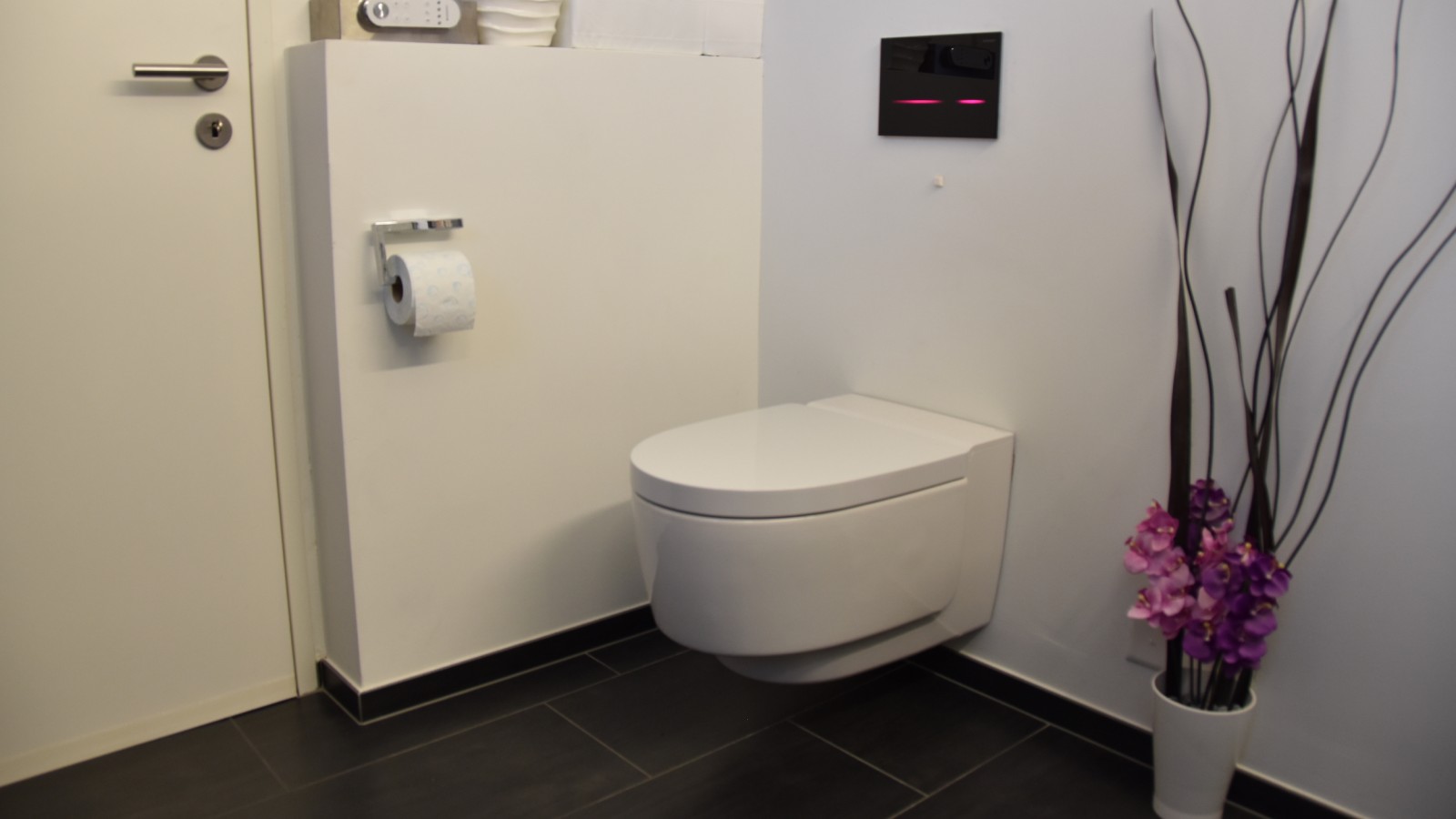 Kúpeľňa po rekonštrukcii s rôznymi výrobkami Geberit