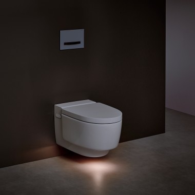 Sprchovacie WC Geberit AquaClean Mera s rozsvieteným orientačným svetlom
