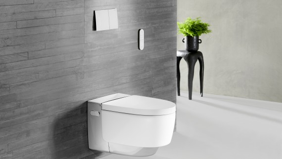 Geberit AquaClean Mera Comfort v chrómovej farbe s diaľkovým ovládaním Sigma70