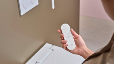 Praktické diaľkové ovládanie zabezpečuje pohodlné ovládanie sprchovacieho WC. Praktické diaľkové ovládanie zabezpečuje pohodlné ovládanie sprchovacieho WC.