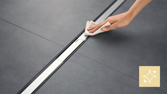 Žena čistiaca sprchový žľab Geberit CleanLine Žena čistiaca sprchový žľab Geberit CleanLine