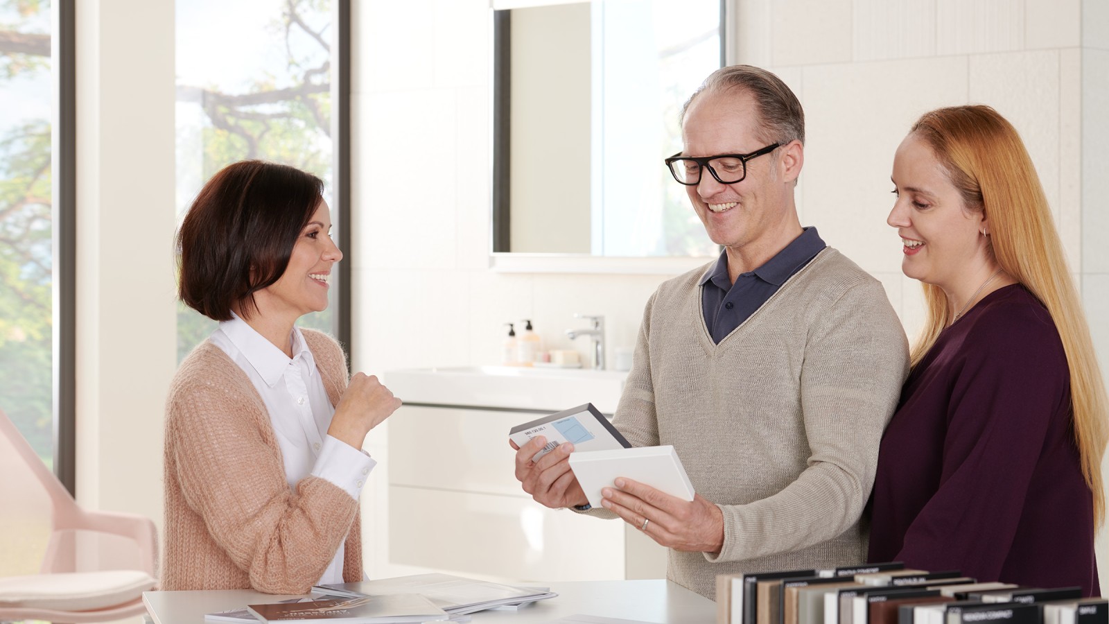 Zákazníci v kúpeľňovom showroome Zákazníci v kúpeľňovom showroome