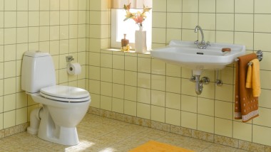 Farebné keramické obkladačky, ovládacie tlačidlá pre splachovacie nádržky a závesné toalety boli v 70. rokoch na vrchole popularity