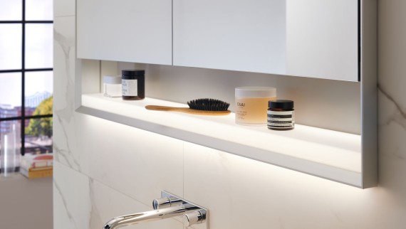 Zrkadlová skrinka Geberit ONE s konceptom osvetlenia Geberit ComfortLight Zrkadlová skrinka Geberit ONE s konceptom osvetlenia Geberit ComfortLight
