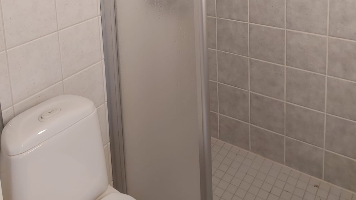 Pred prerábkou: pohľad na sprchový kút a stojace WC (© Meja Hynynen)