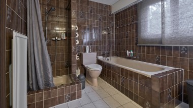 Kúpeľňa s úzkym sprchovacím kútom, vaňou a stojacim WC