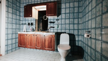 Kúpeľňa s modrými obkladačkami a stojacim WC