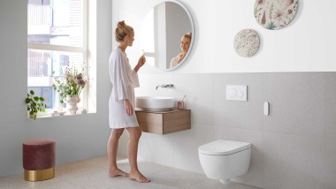 Kúpeľňa Geberit ONE s bielou sanitárnou keramikou a kúpeľňovým nábytkom (© Geberit)