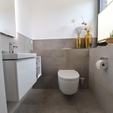 Pohľad na sprchovacie WC Geberit AquaClean Mera Classic a umývadlo