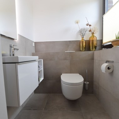 Pohľad na sprchovacie WC Geberit AquaClean Mera Classic a umývadlo Pohľad na sprchovacie WC Geberit AquaClean Mera Classic a umývadlo