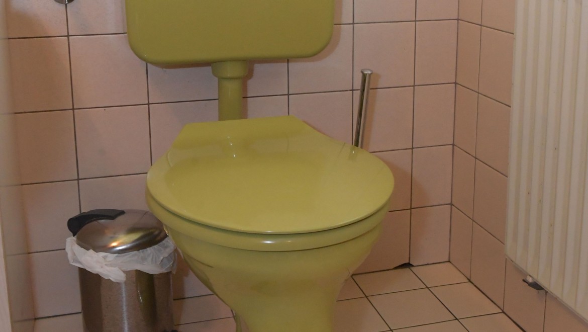 Staré WC s nadomietkovou nádržkou v kúpeľni pre hostí