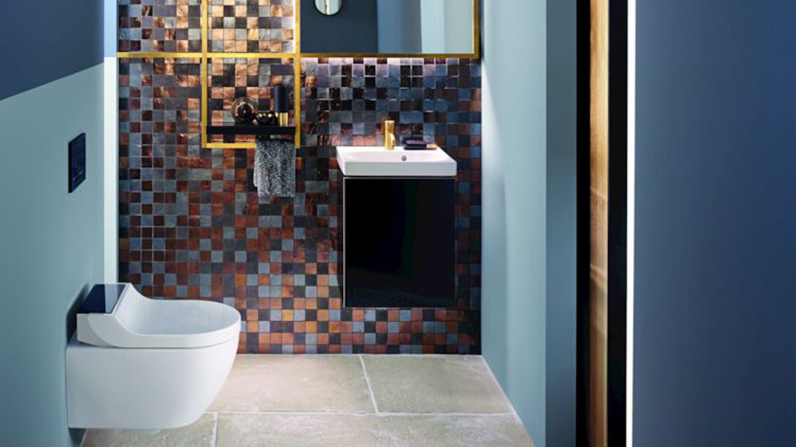 Zlaté a medené odtiene dodávajú hosťovskému WC útulnosť Zlaté a medené odtiene dodávajú hosťovskému WC útulnosť