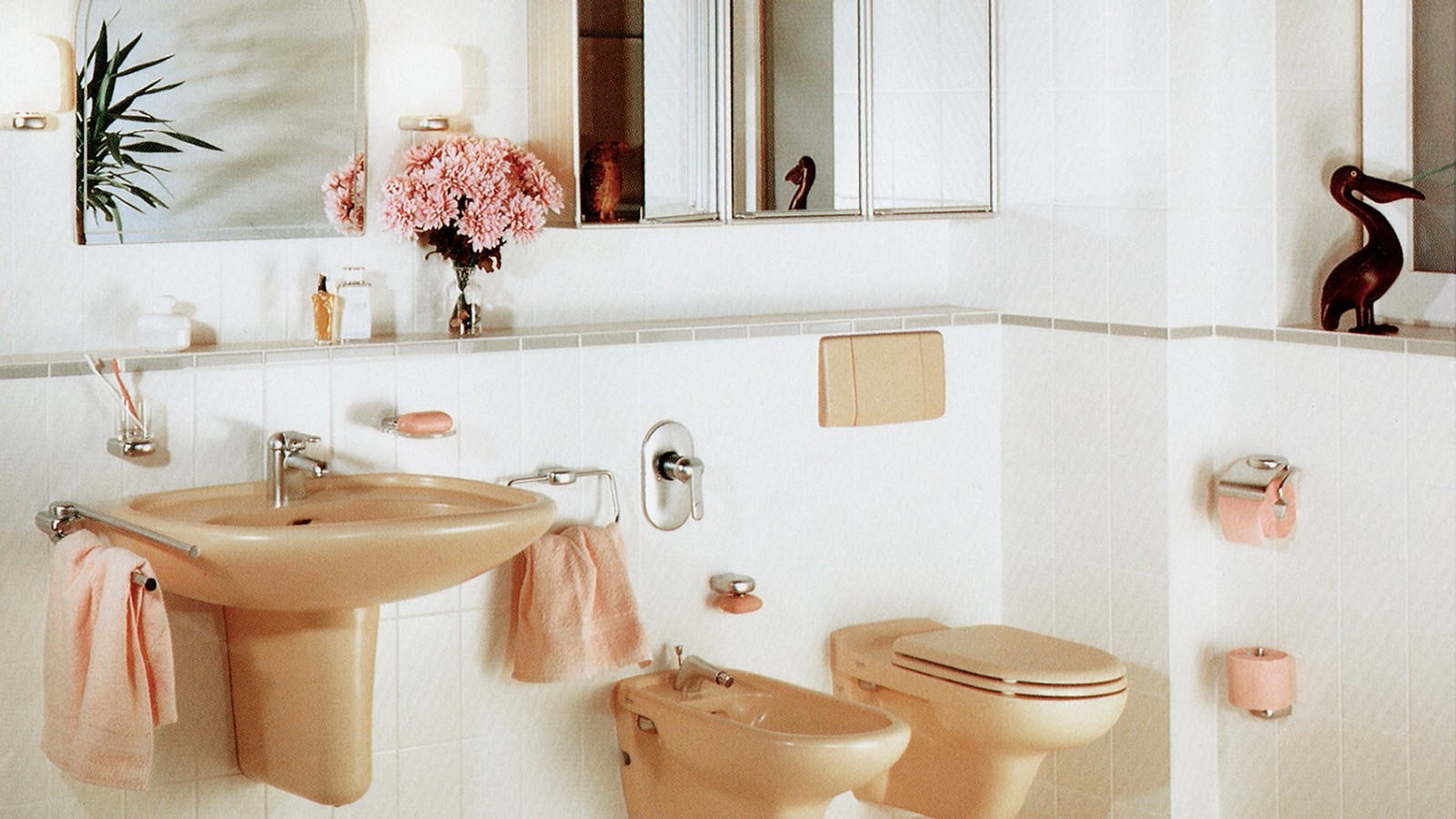 Farebná keramika, ovládacie tlačidlá a závesné toalety boli v 70. rokoch na vrchole popularity Farebná keramika, ovládacie tlačidlá a závesné toalety boli v 70. rokoch na vrchole popularity