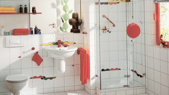 Mať takúto kúpeľňu so samostatnou sprchou a hravými farebnými akcentmi na obkladačkách bolo veľmi módne