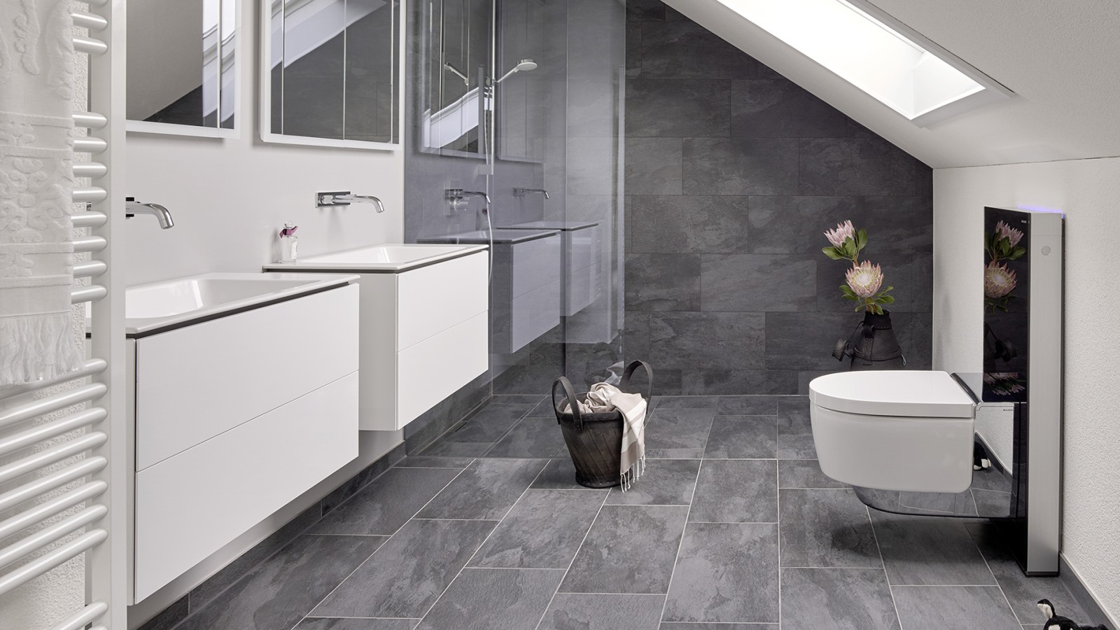 Kúpeľňa so šikmým stropom a výrobky z kúpeľňovej série Geberit ONE a Geberit AquaClean s prvkom Monolith Kúpeľňa so šikmým stropom a výrobky z kúpeľňovej série Geberit ONE a Geberit AquaClean s prvkom Monolith
