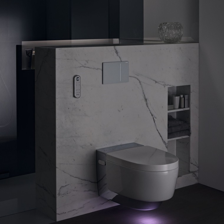 Geberit AquaClean Mera Comfort v chróme s orientačným svetlom (© Geberit)