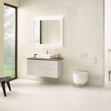 Béžová kúpeľňa so zrkadlovou skrinkou, umývadlovou skrinkou, ovládacím tlačidlom a sanitárnou keramikou od spoločnosti Geberit.