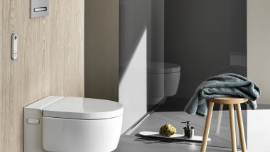 Sprchovacie WC Geberit AquaClean Mera Comfort s diaľkovým ovládaním a splachovacím tlačidlom Sigma50 (© Geberit)