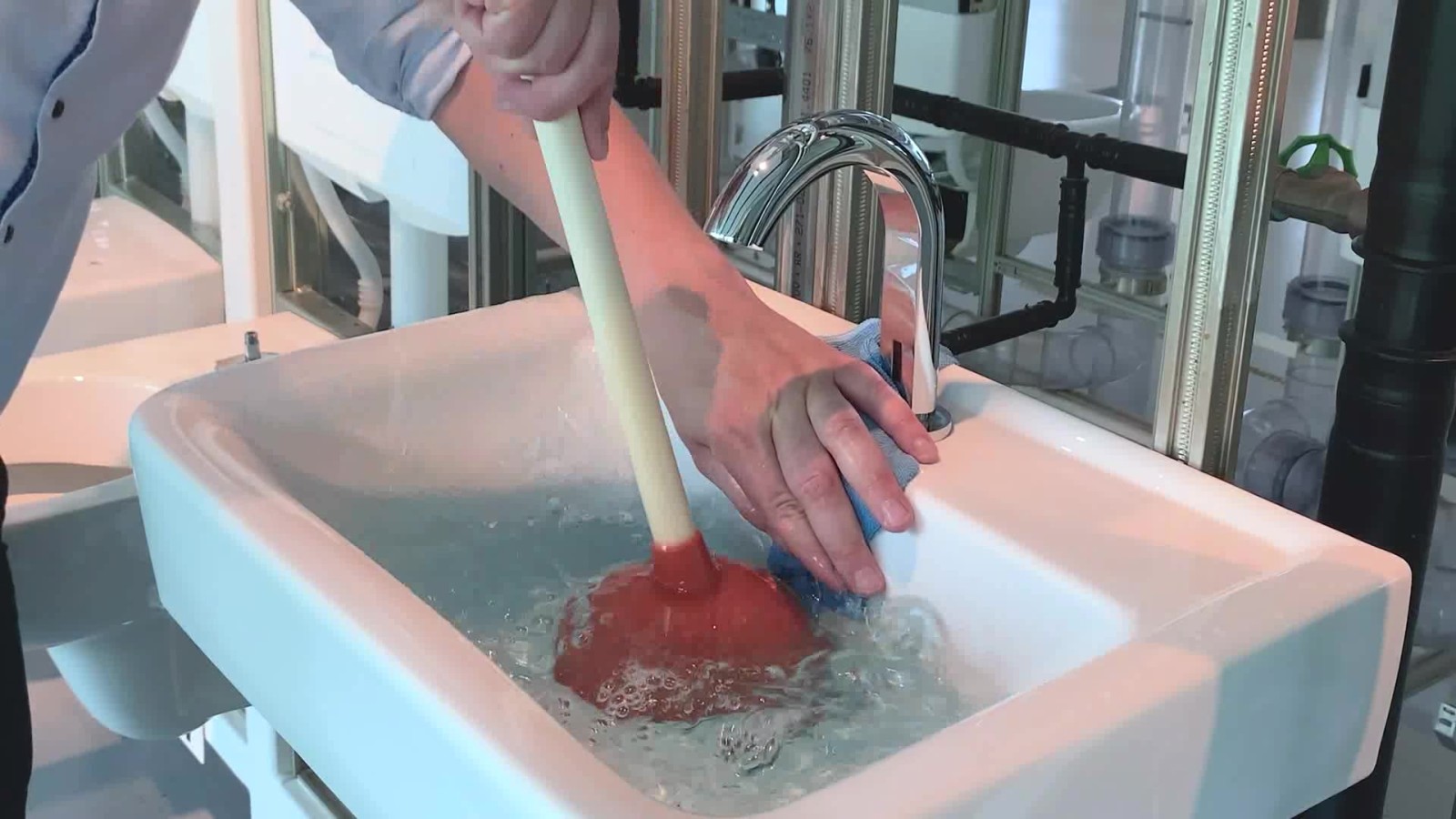 Energicky pohybujte gumenym zvonom hore a dole Energicky pohybujte gumenym zvonom hore a dole