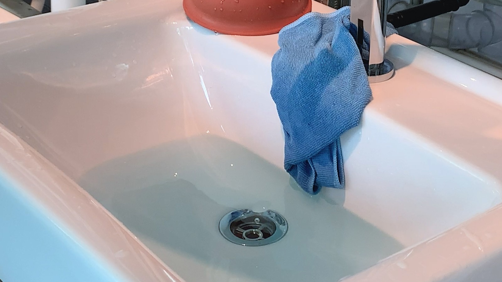 Voda odteká z umývadla Voda odteká z umývadla