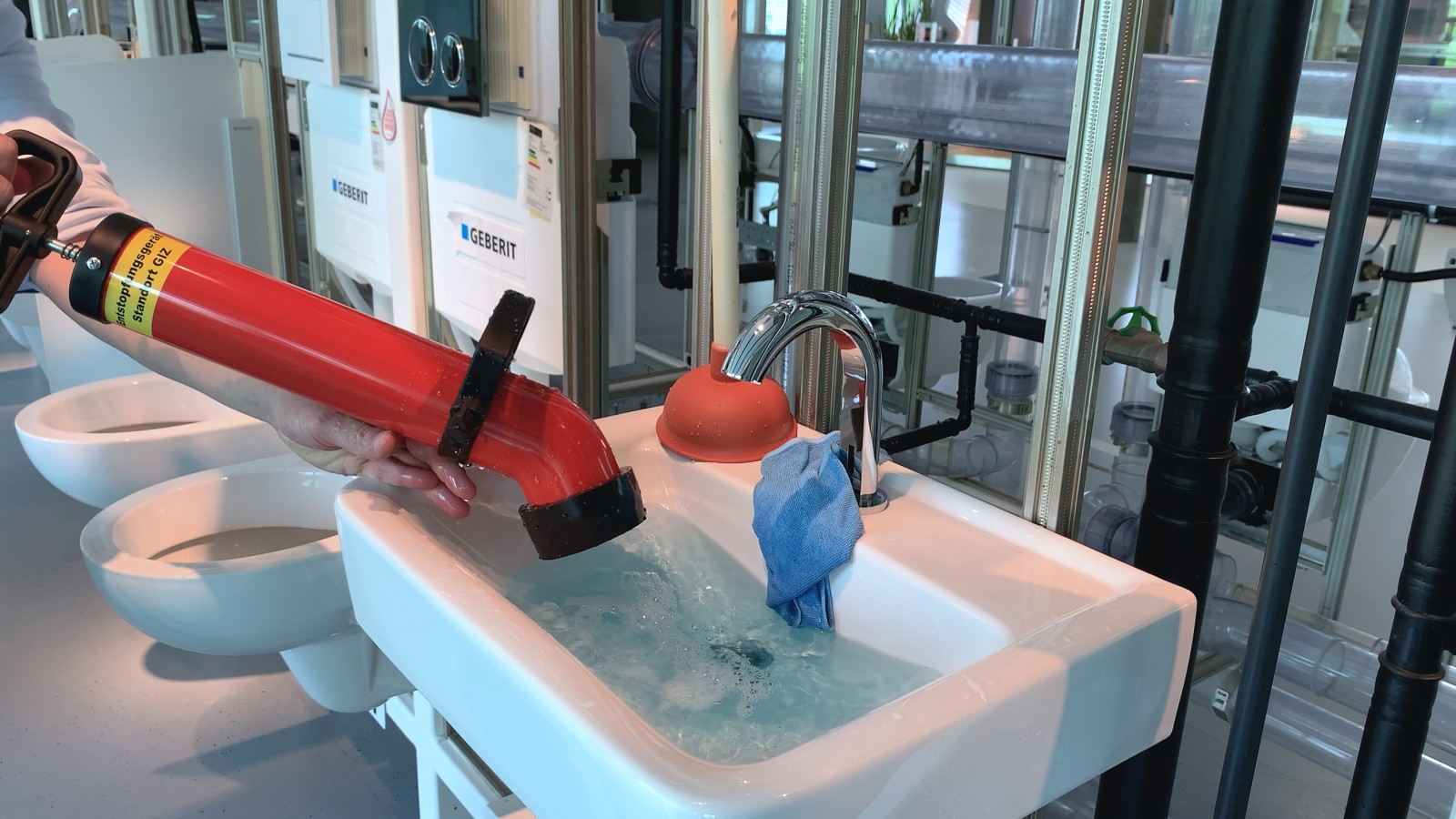 Tlakový čistič potrubia v akcii Tlakový čistič potrubia v akcii