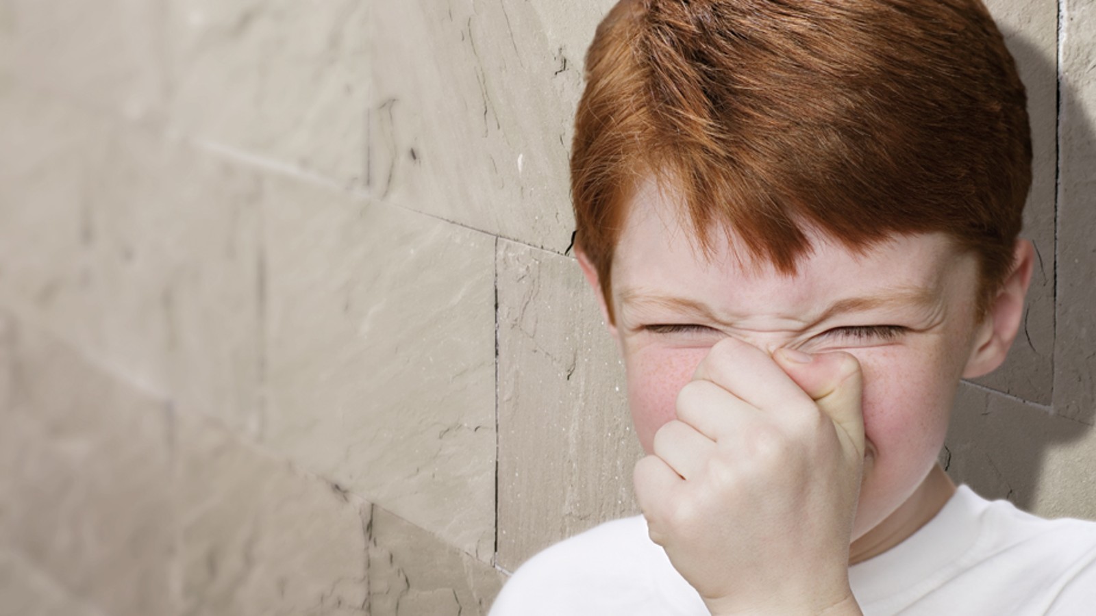 Chlapec držiaci si nos Chlapec držiaci si nos