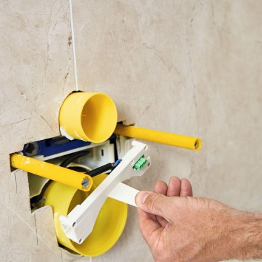 Geberit Power & Connect box počas inštalácie Geberit Power & Connect box počas inštalácie