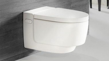 Geberit AquaClean Mera v bielej farbe s diaľkovým ovládaním Sigma70