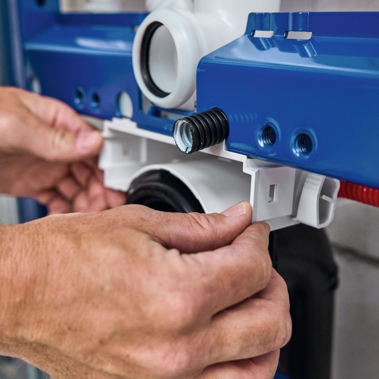 Inštalatér inštaluje montážny prvok pre WC a inštalačnú krabičku Geberit Power & Connect Box. Inštalatér inštaluje montážny prvok pre WC a inštalačnú krabičku Geberit Power & Connect Box.