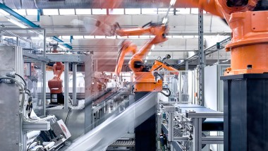 Ramená robotov na montážnej linke vo výrobnej hale pre podomietkové nádržky Geberit (© Geberit)
