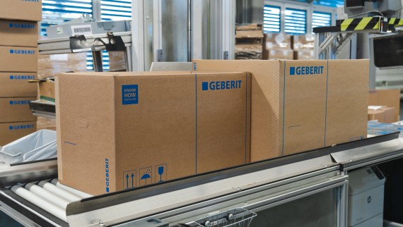 Nové, menšie balenie (vľavo) pre sprchovacie WC v porovnaní so starou kartónovou škatuľou (vpravo) (© Julia Dunlop)