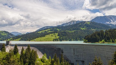 Priehrada na výrobu elektrickej energie z obnoviteľných zdrojov (©wirestock/Freepik)