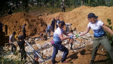 Zamestnanci spoločnosti Geberit kladú vodovodné potrubie pre komunitu v nepálskej dedine (© Marcin Mossakowski)