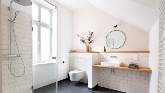 V kúpeľniach pre hostí bolo nainštalované umývadlo Geberit ONE a nástenná batéria ONE. Sprchovacie WC Geberit AquaClean Sela ponúka dodatočný komfort (© Geberit) V kúpeľniach pre hostí bolo nainštalované umývadlo Geberit ONE a nástenná batéria ONE. Sprchovacie WC Geberit AquaClean Sela ponúka dodatočný komfort (© Geberit)