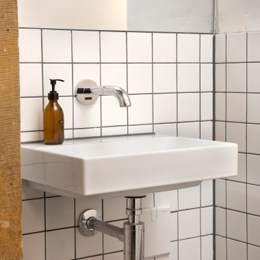 Elektronicky ovládané batérie Geberit Piave v sanitárnych miestnostiach sú mimoriadne hygienické. Na ovládanie nie je potrebný žiadny fyzický dotyk. (© Geberit) Elektronicky ovládané batérie Geberit Piave v sanitárnych miestnostiach sú mimoriadne hygienické. Na ovládanie nie je potrebný žiadny fyzický dotyk. (© Geberit)