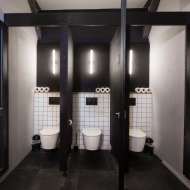 Sanitárne miestnosti s výrobkami Geberit vytvárajú moderné akcenty v tradičnom hrazdenom dome (© Geberit)