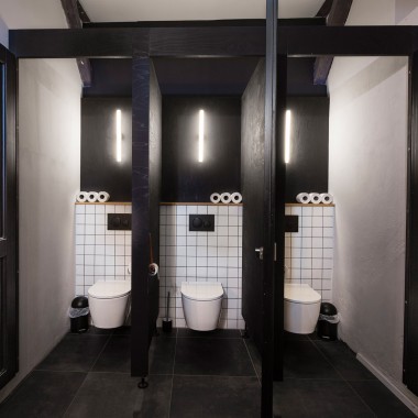 Sanitárne miestnosti s výrobkami Geberit vytvárajú moderné akcenty v tradičnom hrazdenom dome (© Geberit) Sanitárne miestnosti s výrobkami Geberit vytvárajú moderné akcenty v tradičnom hrazdenom dome (© Geberit)