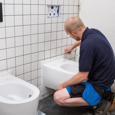 Sanitárne miestnosti boli vybavené toaletami Geberit ONE, ktoré bodujú nielen svojím dizajnom, ale aj rýchlou montážou (© Geberit) Sanitárne miestnosti boli vybavené toaletami Geberit ONE, ktoré bodujú nielen svojím dizajnom, ale aj rýchlou montážou (© Geberit)