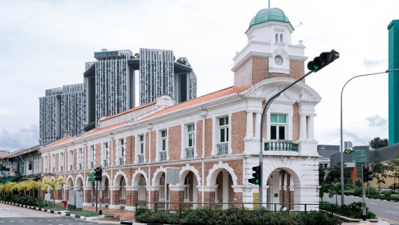 Reštaurácia BORN sa nachádza na stanici Jinrikisha, v jednej z mála historických budov v Singapure. Vlastní ju herec Jackie Chan. (© Owen Raggett)