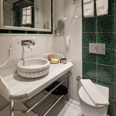 Geberit sa postaral o moderný komfort v kúpeľniach. Pre architektku bolo tiež dôležité úsporné využití vody, preto boli všade nainštalované systémy umožňujúce splachovanie dvoma množstvami vody (© Hotel Turkish House)