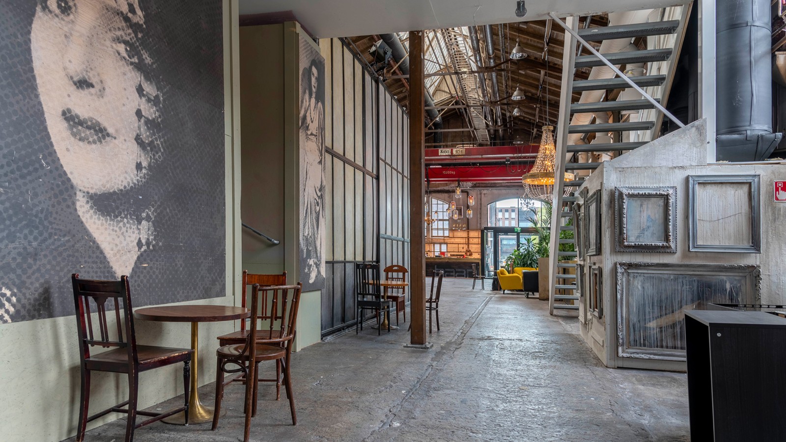 Továreň sa zmenila na obývačku (© Kansallis Teatteri) Továreň sa zmenila na obývačku (© Kansallis Teatteri)