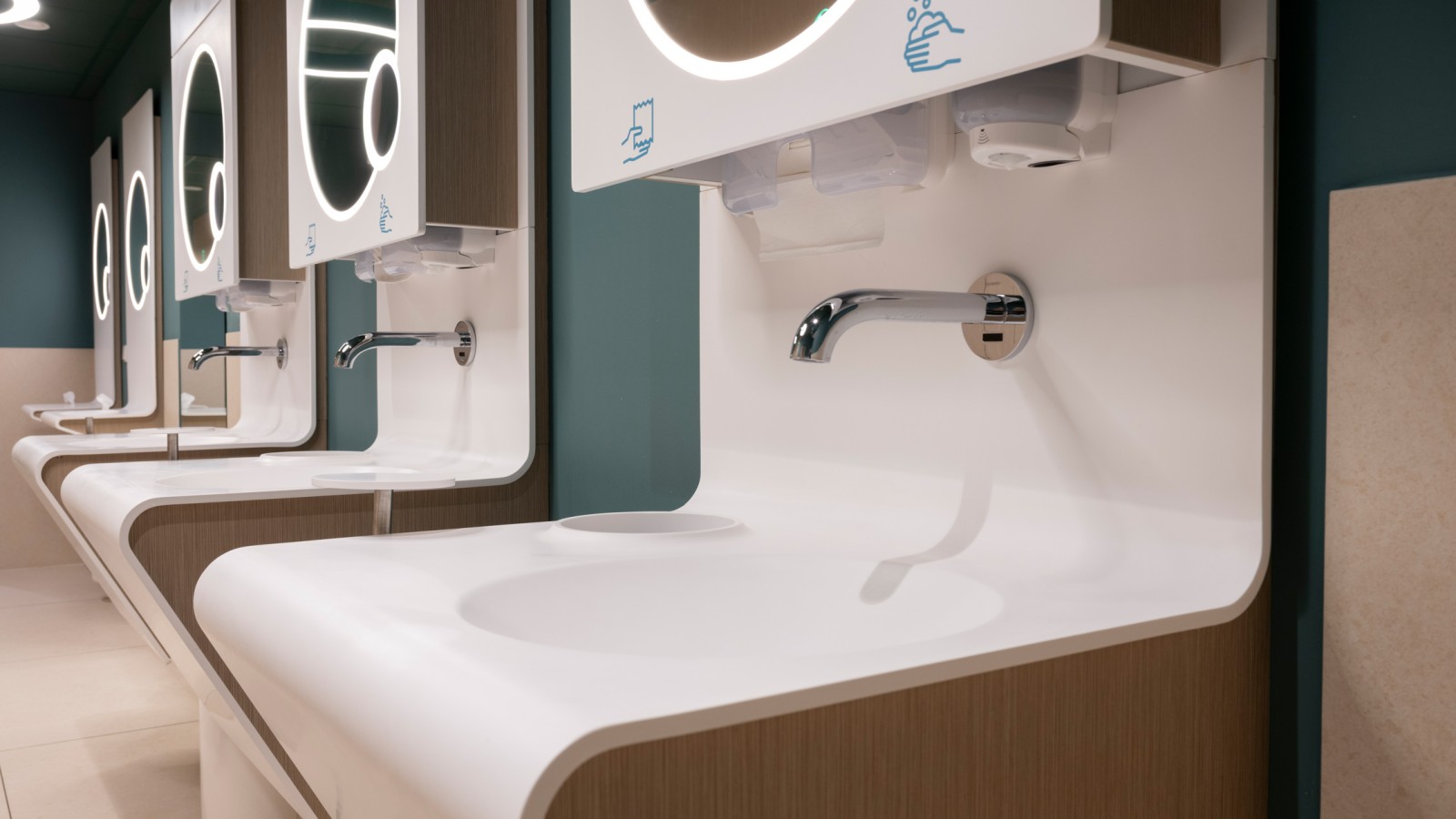 Umývadlové batérie Geberit Piave sú nainštalované na umývadlách (© Meike Goebel)